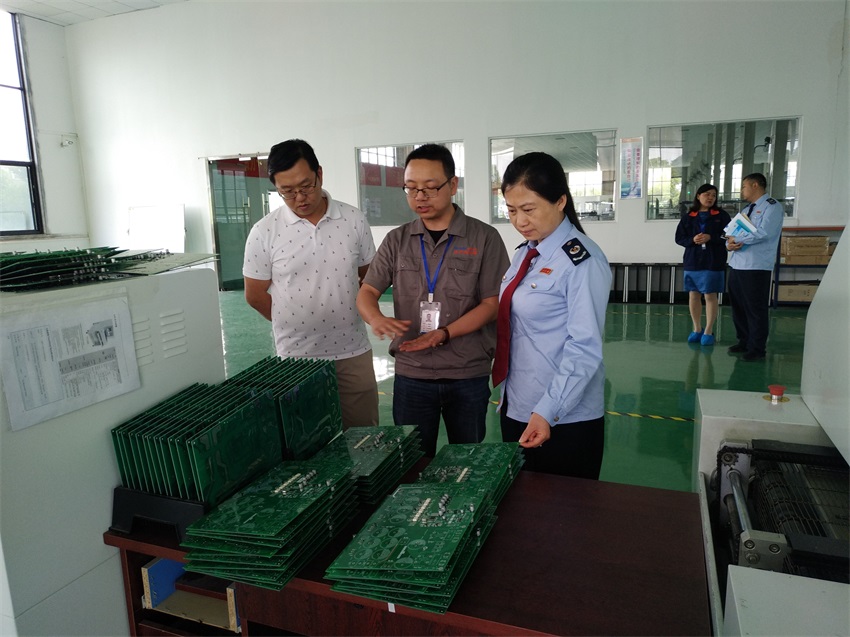 黄石市开发区税务局李局长、胡科长一行莅临我司参观指导工作