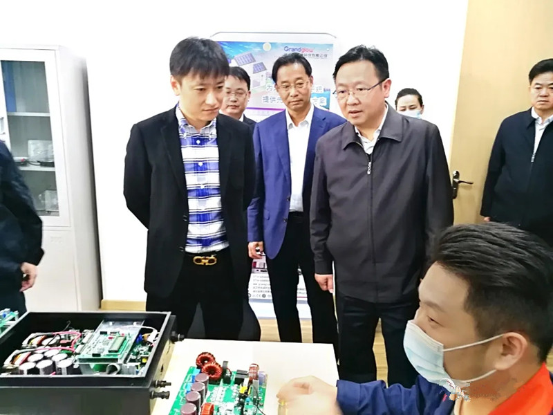 黄石市市委书记董卫民、市委常委、市委秘书长黄荆国、副市长何运平及各部门主要负责人一行来我司子公司研发中心调研